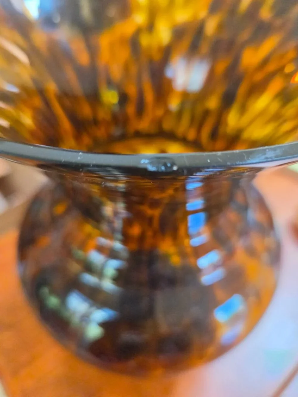 beautiful rich amber tortoiseshell glass vase small chip in picture on top